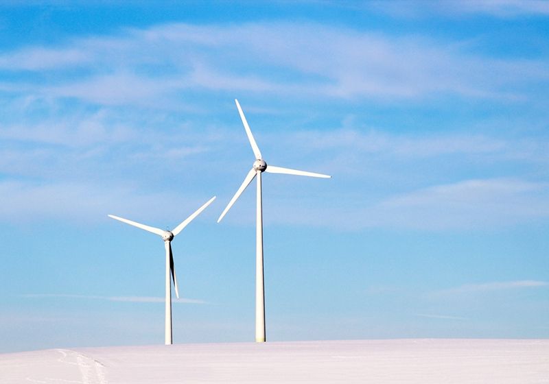 小型風(fēng)力發(fā)電機的簡單結(jié)構(gòu)和調(diào)速方式