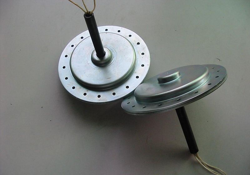 磁盤式三相發(fā)電機星連接有四個終端，如何連接整流器橋？